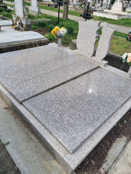 Monumente funerare