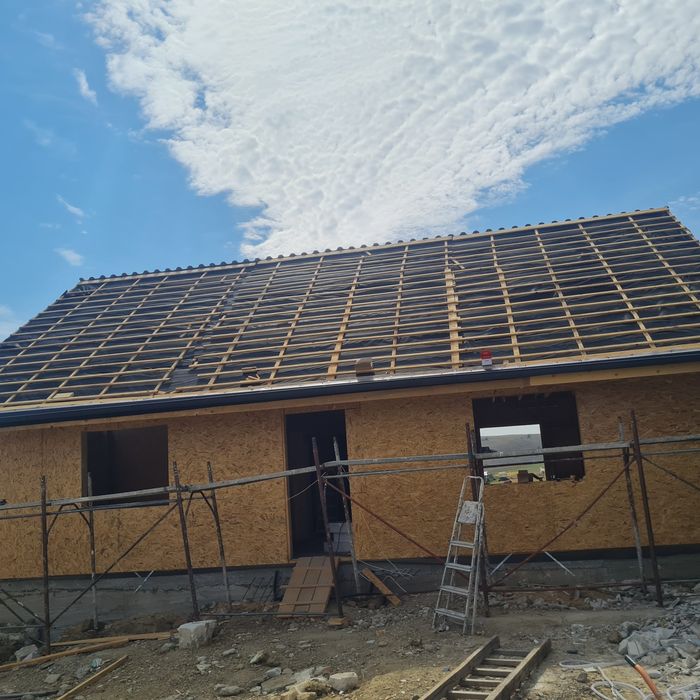 Reabilitam case batranesti, construim case pe structura de lemn si fier,  extinderi , mansardari.