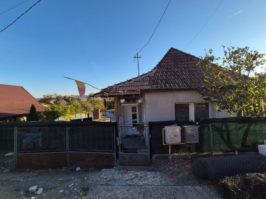 Casa lovuibila de vanzare - Dileu Nou