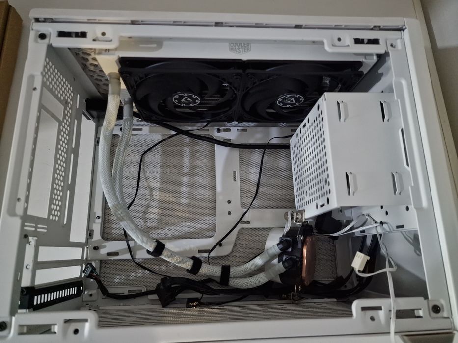 Carcasa CoolerMaster NR200P sau kit piese
