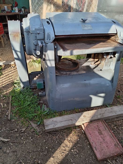 Продавам дърводелска машина