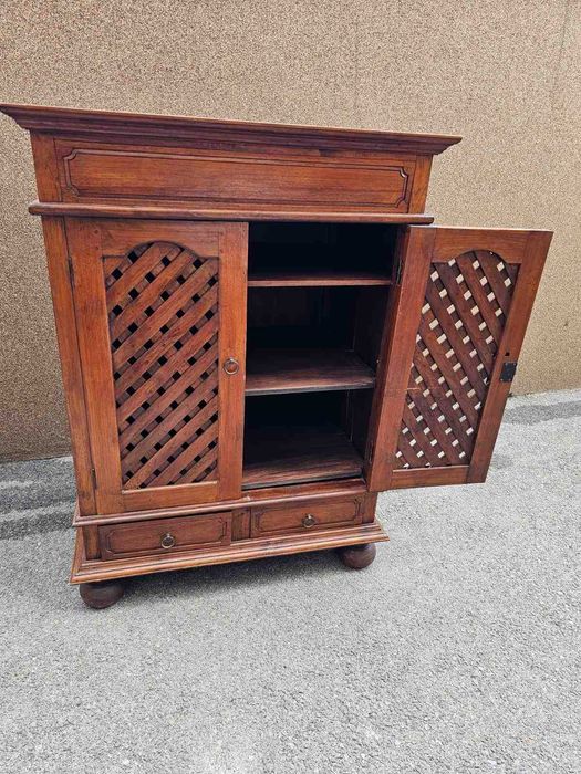 Трапезен шкаф изработен изцяло от масив Тиково дърво