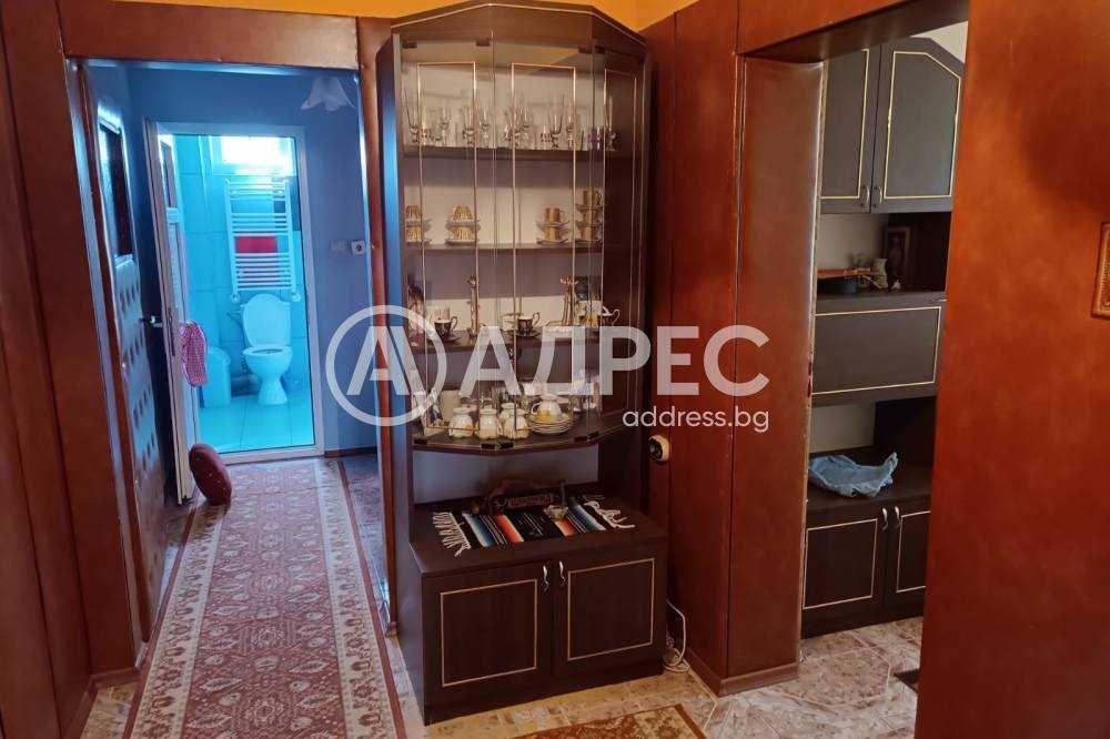 Tриетажна къща в тих и спокоен квартал