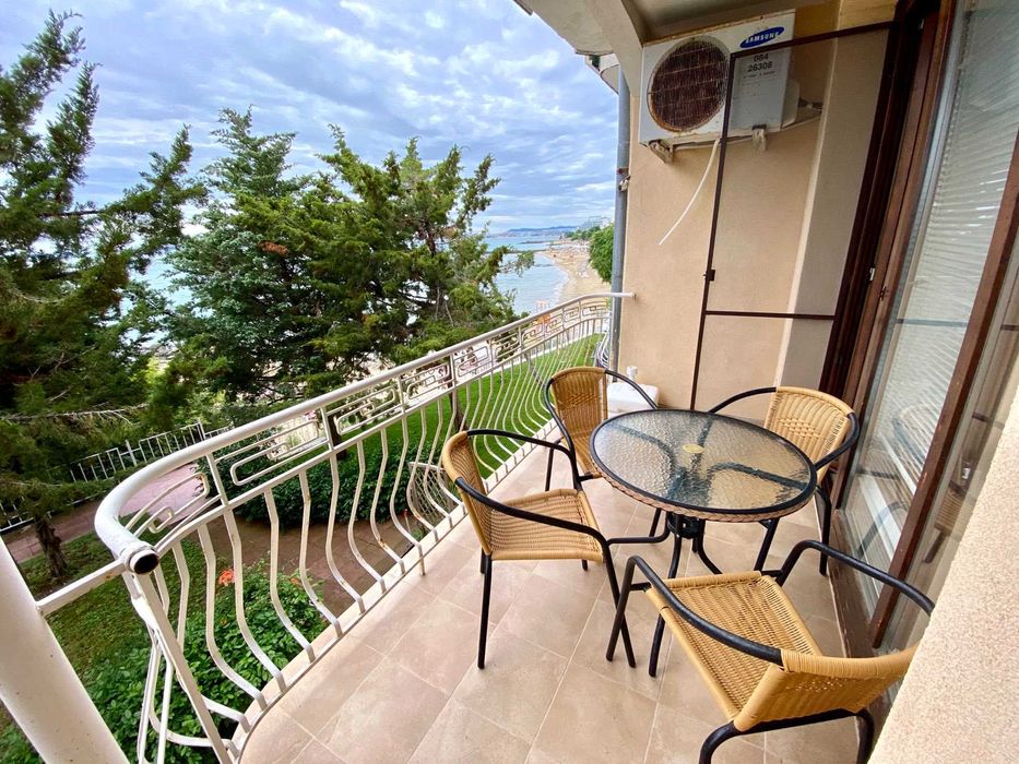 Двустаен апартамент на първа линия до централния плаж с морска панорама