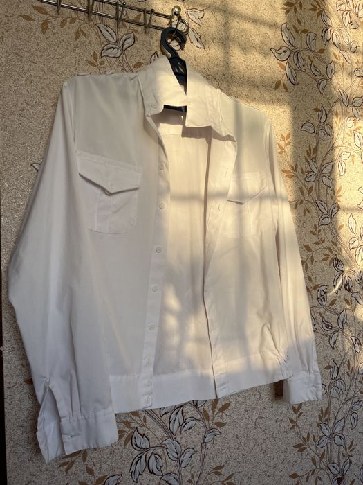 Продам две рубашки, белая и серая. Каждая по 1000 тг.