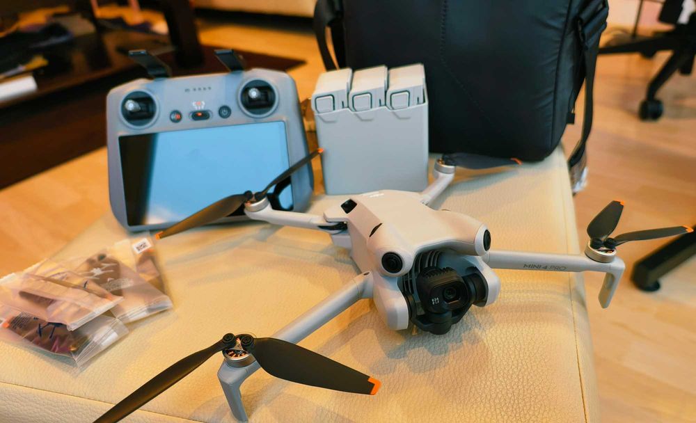 Vând Drona DJI Mini 4 PRO Fly More Combo + Smart Controller RC 2