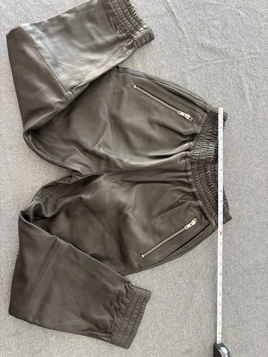 Pantaloni negri din piele – mărimea S  Vând pantaloni negri din piele, mărimea S.