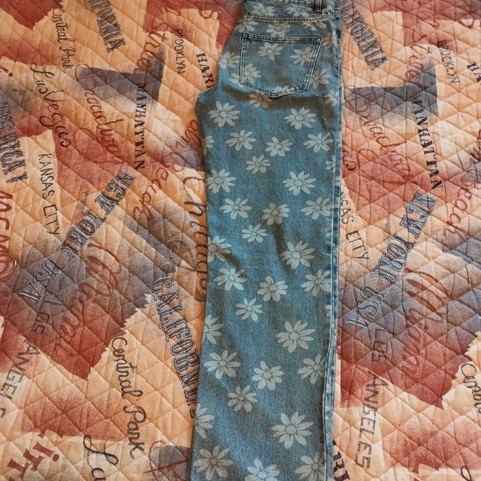 Продавам дънки с цветя