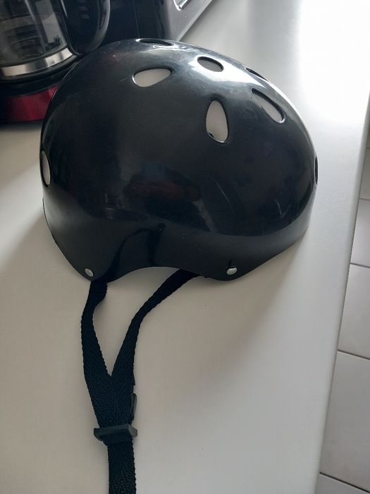 Vând Casca De Protecție Pentru Copii, In Stare Perfecta.