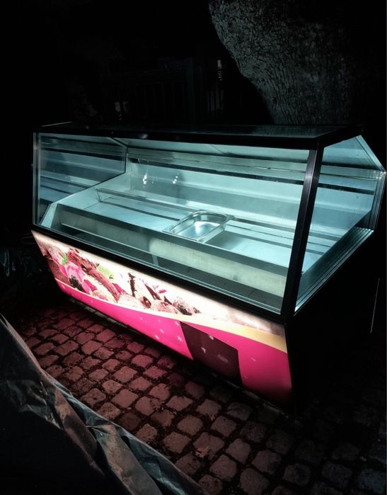 Минусова витрина за украсен сладолед