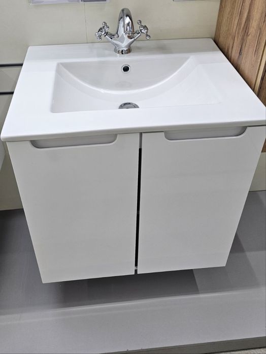 Шкаф за баня ЧИСТО НОВ НЕИЗПОЛЗВАН