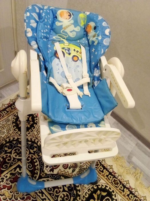 CHICCO POLLY.Три положения спинки, пят положений высоты сидения.