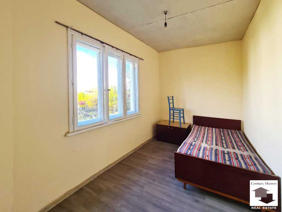 140329 Къща с равен двор и кладенец, в добро състояние, в с. Дъскот