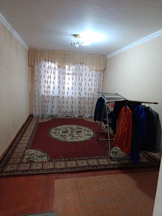 Uy sotiladi 2 xonalik oktyabr kojeniy banitsani yonida 2-xonalik