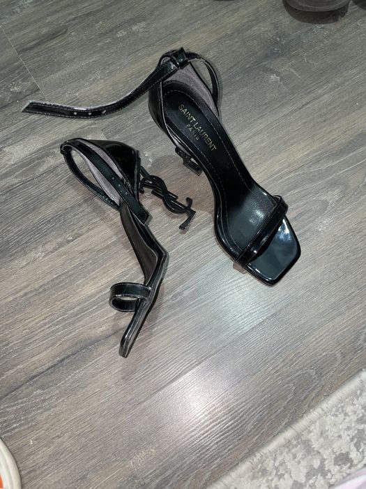 Продам босоножки Sant Laurent