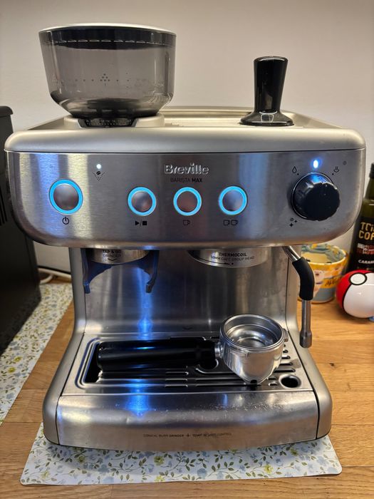 Espressor manual Breville Barista Max cu râșnițǎ și sistem de spumare lapte pentru capuccino