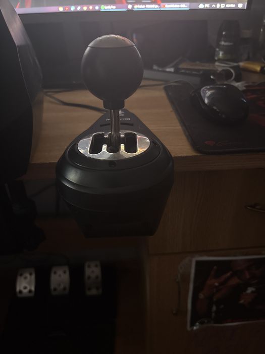 Vand volan gaming myria cu pedale si schimbator cu 6viteze 7cu rivers tot ce am facut duar lam testat si nu imi place  este ca nou