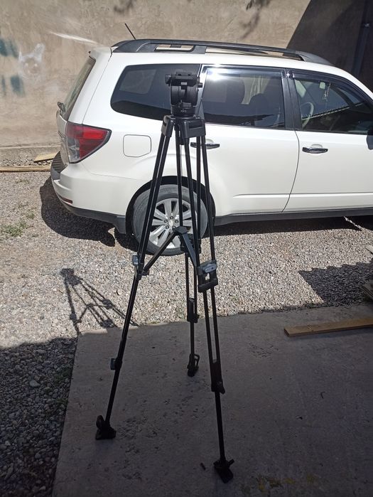 Штатив для видеокамер. Фото камер