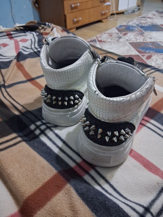 Adidași tip Louboutin cu țepi, mărimea 42
