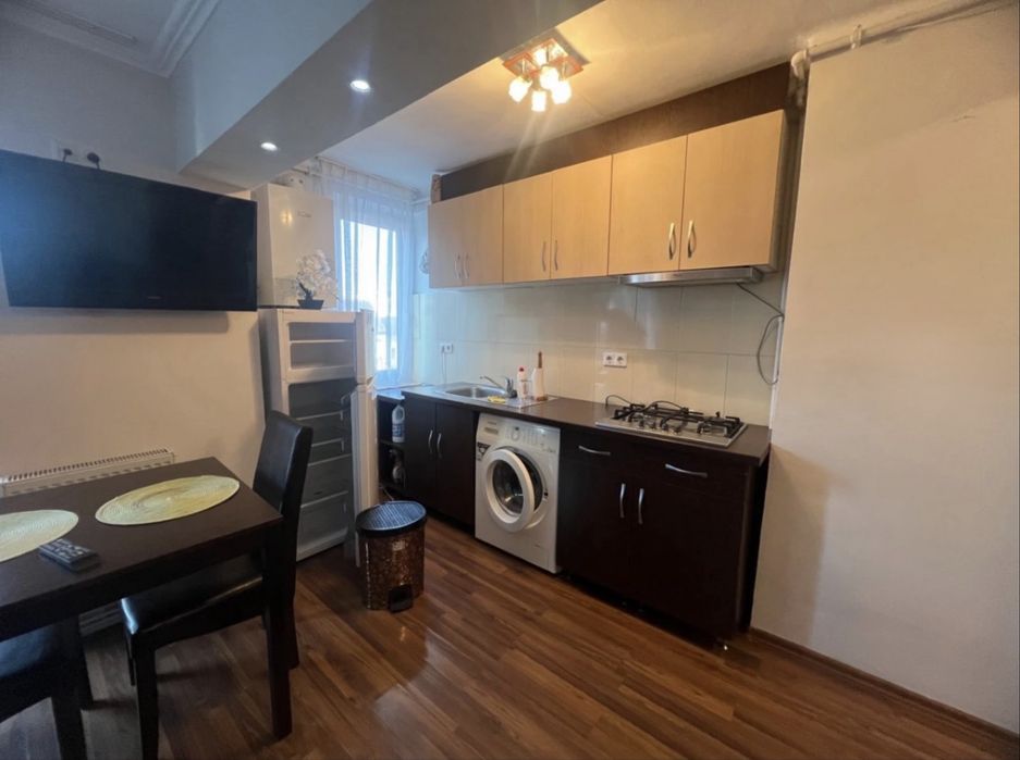 Apartament cu 2 camere si balcon deasupra la Mc Donalt de inchiriat zona centrala !