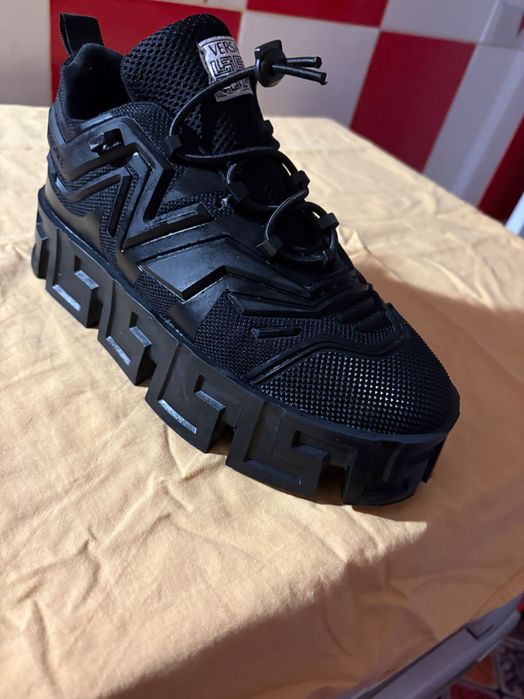 Vând Adidasi Versace