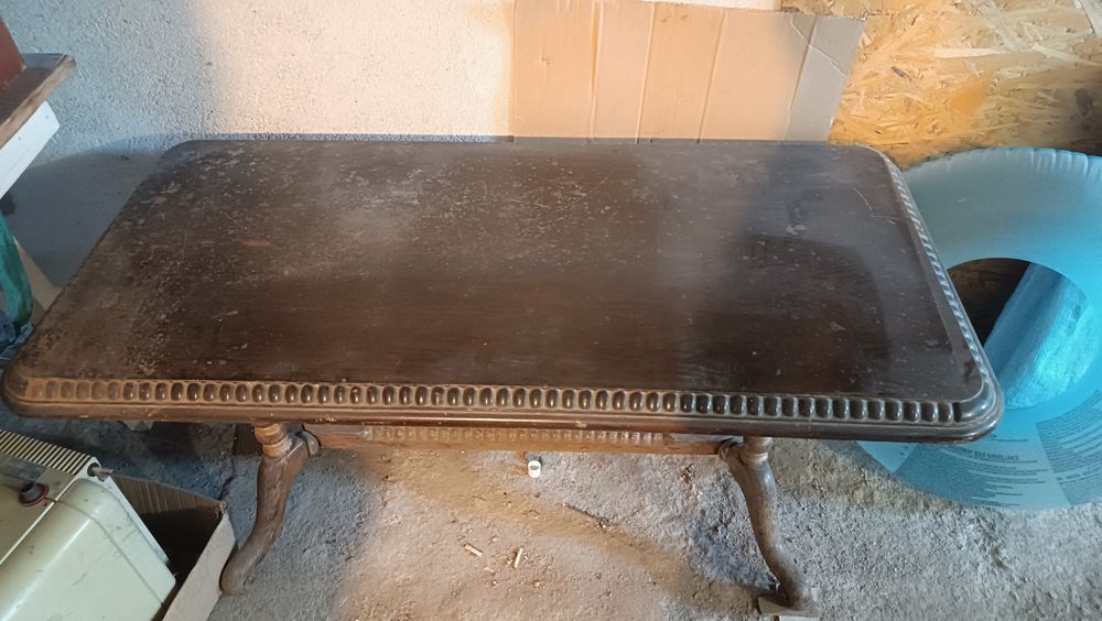 Старинна дървена маса