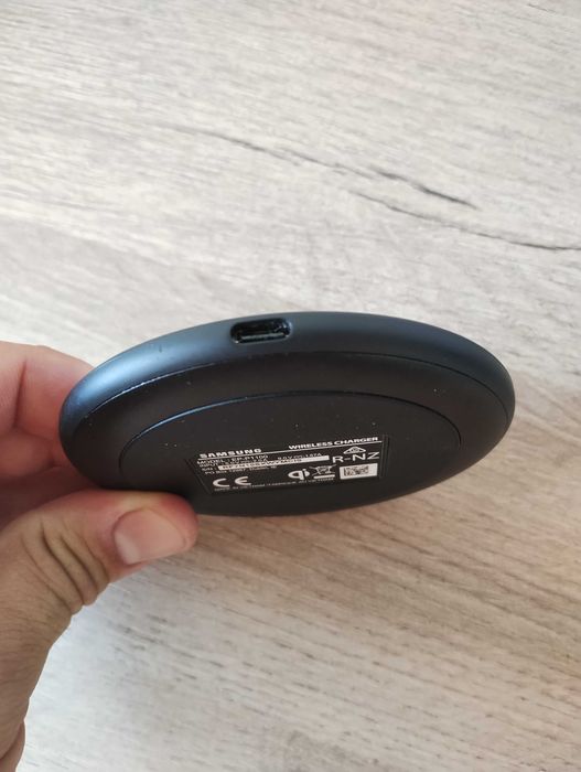 Безжично зарядно за телефон Samsung EP-P1100