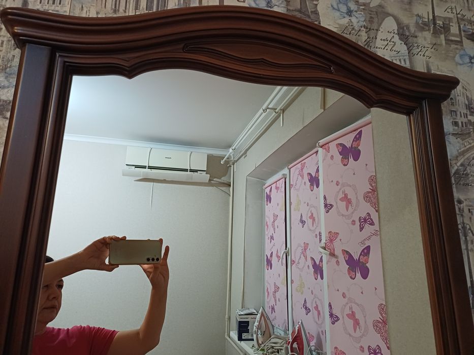 Зеркало в деревянной раме