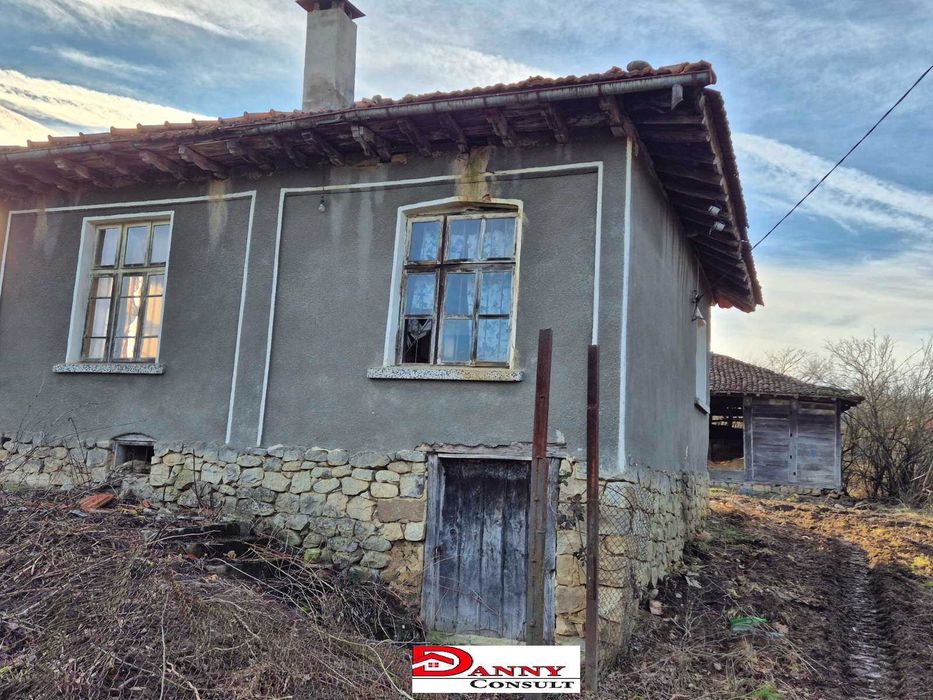 Стара къща с двор в Еленския балкан
