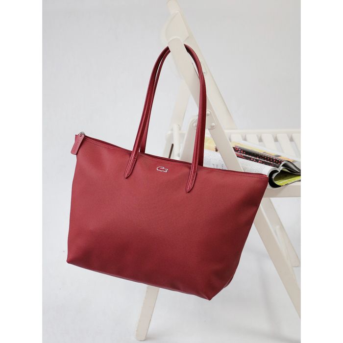 Сумка бренда Lacoste