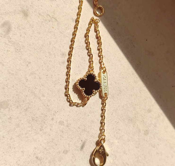 Гривна с малка червена детелина Van Cleef & Arpels VCA Sweet Alhambra