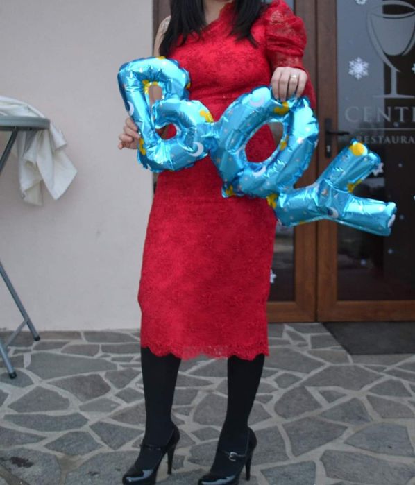 Rochie dantela rosie pe un umăr