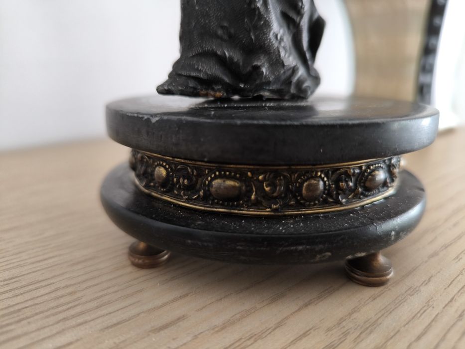 Бронзова статуетка – дама с венец