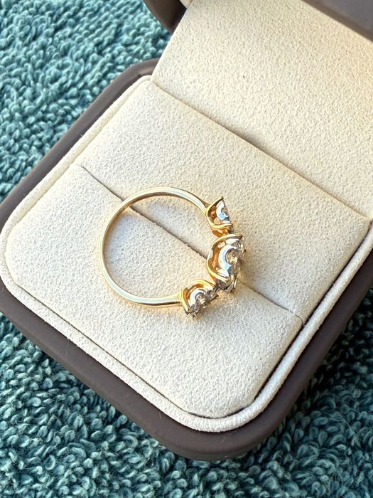 Inel cu diamante naturale.