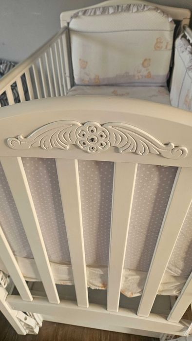 Кроватка детская с маятником