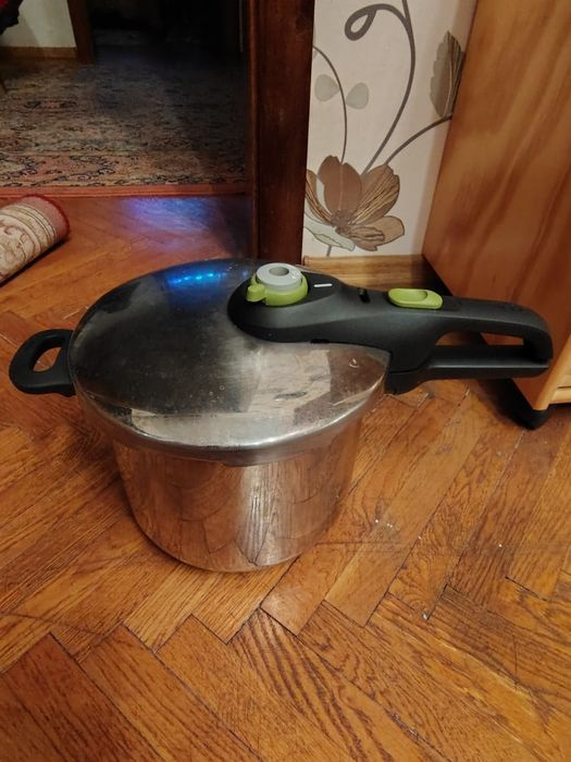 Vând oala sub presiune Tefal 6l , impecabila, .