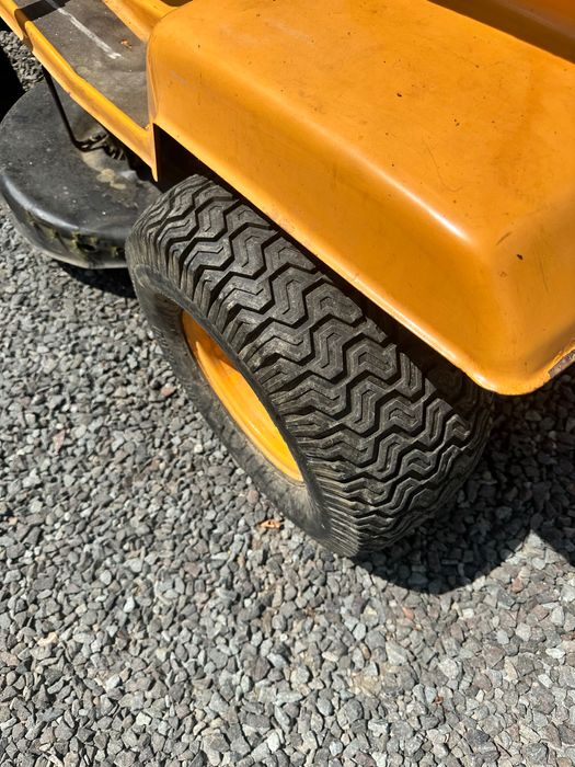 Tractoraș tuns gazonul