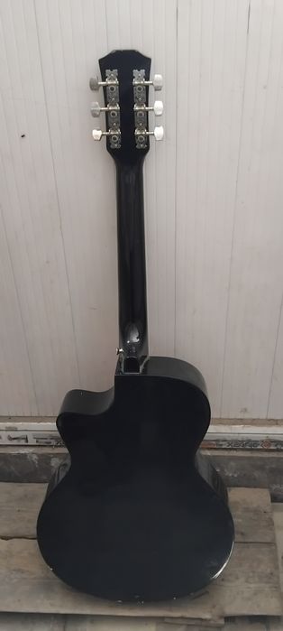 Gitara  holati yaxshi yagi 1 Hali 1 oyham bõlmadi olinganiga