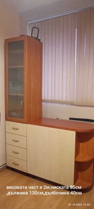 Продавам кухненски шкаф с витрина. Възможно е лек коментар на цената