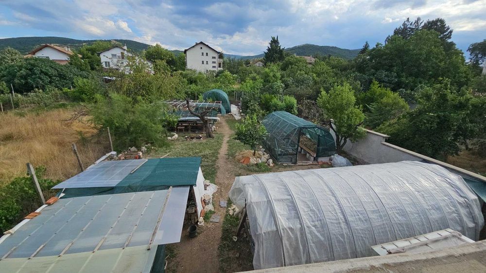 Триетажна къща с двор и АКТ 16 Белащица