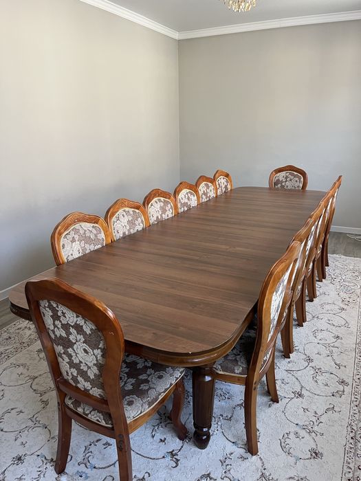 Стол и стулья в хорошем состоянии