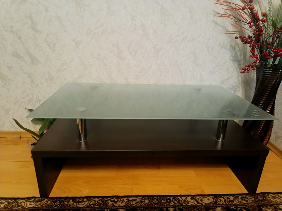 Маса от стъкло и дърво