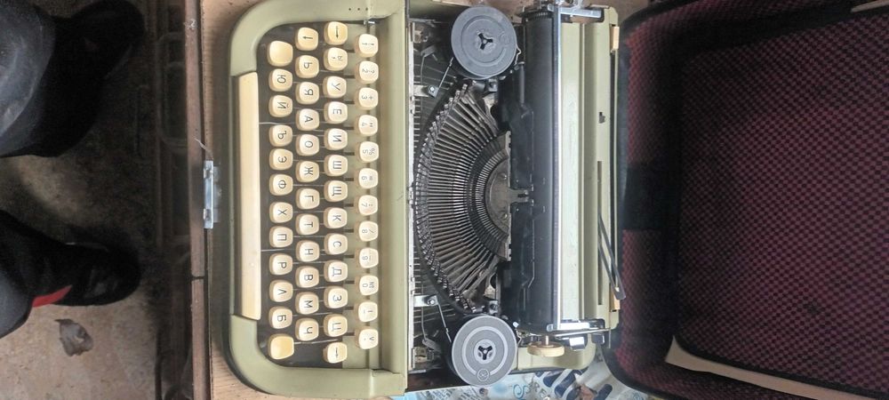 Пишещи машини и части към тях