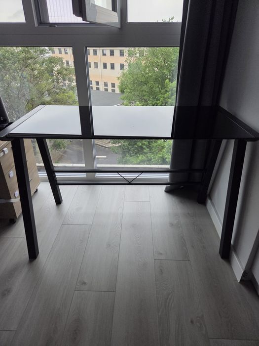 Masă / birou din sticlă neagră cu picioare metalice – design modern, elegant