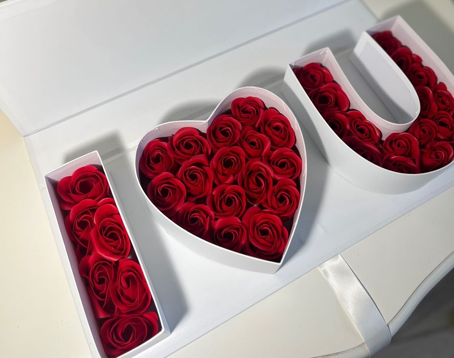 Подаръчна кутия в бяло/розово с вечни рози-незабравим подарък