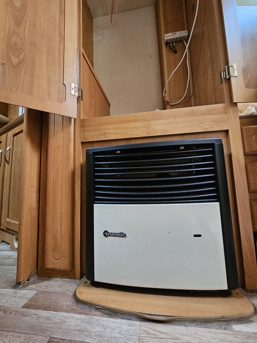 Продавам каравана колчестър 520