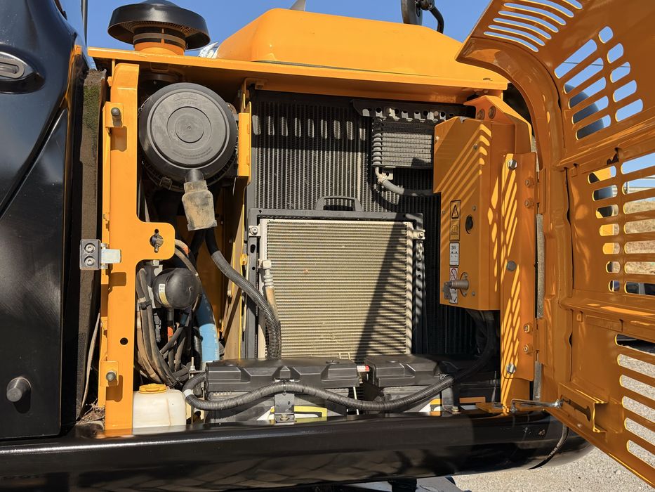 Excavator JCB pe roti