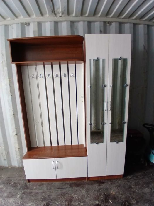 Шкаф с вешалками