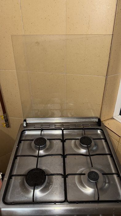 Aragaz Beko – 4 ochiuri, cuptor pe gaz, stare foarte bună