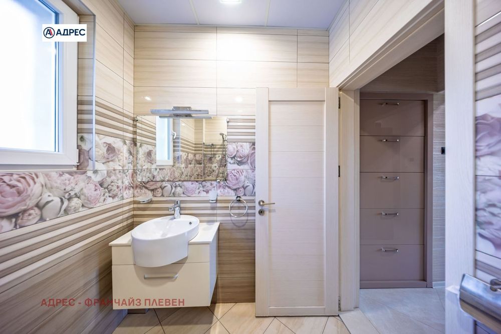 Продава се Тристаен апартамент в Плевен, Идеален център - 75 кв.м за 1224 €/кв.м - Снимка #11